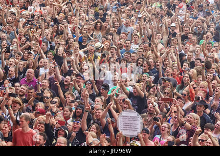 Kostrzyn, Polonia. Il 3 agosto, 2017. Applaudire la folla alla XXIII Festival di Woodstock Polonia cerimonia di apertura. Festival è tra i più grandi open air e festival in tutto il mondo. Credito: Maciej Bledowski/Alamy Live News Foto Stock
