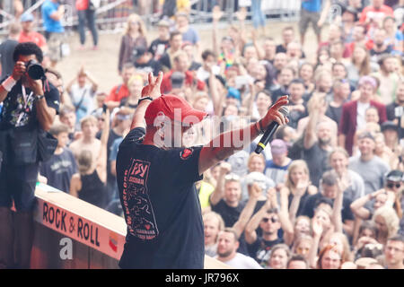 Kostrzyn, Polonia. Il 3 agosto, 2017. Jurek Owsiak, fondatore del Festival e il conduttore durante la XXIII Festival di Woodstock Polonia cerimonia di apertura. Credito: Maciej Bledowski/Alamy Live News Foto Stock