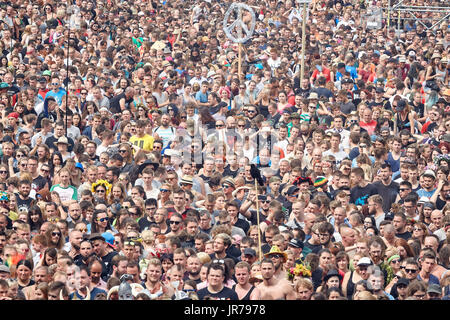 Kostrzyn, Polonia. Il 3 agosto, 2017. Di fronte alla folla il XXIII Festival di Woodstock Polonia cerimonia di apertura. Festival è tra i più grandi open air e festival in tutto il mondo. Credito: Maciej Bledowski/Alamy Live News Foto Stock