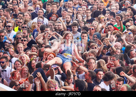 Kostrzyn, Polonia. Il 3 agosto, 2017. Le persone aventi il divertimento a un concerto sulla XXIII Festival di Woodstock Polonia, uno il più grande open air e festival in tutto il mondo. Credito: Maciej Bledowski/Alamy Live News Foto Stock