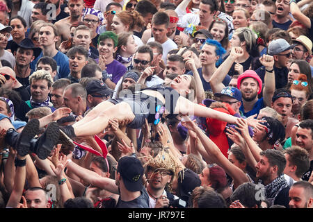 Kostrzyn, Polonia. Il 3 agosto, 2017. Le persone aventi il divertimento a un concerto sulla XXIII Festival di Woodstock Polonia, uno il più grande open air e festival in tutto il mondo. Credito: Maciej Bledowski/Alamy Live News Foto Stock