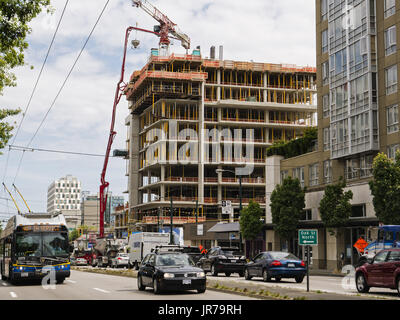 Vancouver, British Columbia, Canada. 12 Luglio, 2017. In corso di realizzazione su una nuova torre di uffici in corrispondenza dell'intersezione di West Broadway e Oak Street, Vancouver. Credito: Bayne Stanley/ZUMA filo/Alamy Live News Foto Stock