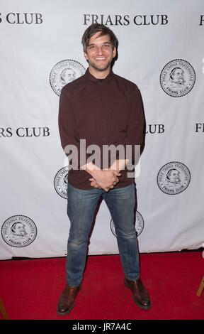 New York, NY, STATI UNITI D'AMERICA. Il 3° agosto 2017. Evan Joigkeit presso gli arrivi di frati Club speciale proiezione del Brave New Jersey, New York Frati Club, New York, NY Agosto 3, 2017. Credito: Lev Radin/Everett raccolta/Alamy Live News Foto Stock
