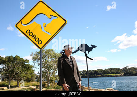 Sydney, Australia. Il 4 agosto 2017. Nella foto: artista Richard ribaltamento in avanti al suo lavoro Kangooroo. La scultura a Barangaroo, presentato in partenariato con il molo di Barangaroo autorità per la consegna e la scultura dal mare, ha avuto il suo avvio di media player su a Barangaroo riserva. Il lancio previsto un primo sguardo a questo anno la mostra a Sydney il più spettacolare Harbour Foreshore riserva. Credito: Richard Milnes/Alamy Live News Foto Stock