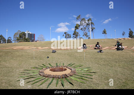 Sydney, Australia. Il 4 agosto 2017. Nella foto: Nicole Monaco la scultura di Terra Omnia. La scultura a Barangaroo, presentato in partenariato con il molo di Barangaroo autorità per la consegna e la scultura dal mare, ha avuto il suo avvio di media player su a Barangaroo riserva. Il lancio previsto un primo sguardo a questo anno la mostra a Sydney il più spettacolare Harbour Foreshore riserva. Credito: Richard Milnes/Alamy Live News Foto Stock