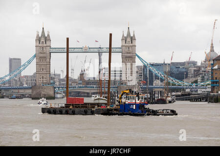 Londra, Regno Unito. Il 3 agosto 2017. Costruzione del traffico sul Fiume Tamigi passando il Tower Bridge. La Thames Tideway Tunnel sarà un sotto-costruzione 16 miglio in esecuzione di tunnel sotto la sezione di marea del Tamigi per trattare liquame crudo e gli scarichi di acqua piovana che attualmente traboccare nel fiume. A partire dal 2016, la costruzione del Thames Tideway Tunnel avrà sette ad otto anni, dando una data finale di completamento del 2023 e comporterà un costo stimato di £ 4,2 miliardi di euro. Credito: Vickie Flores/Alamy Live News Foto Stock