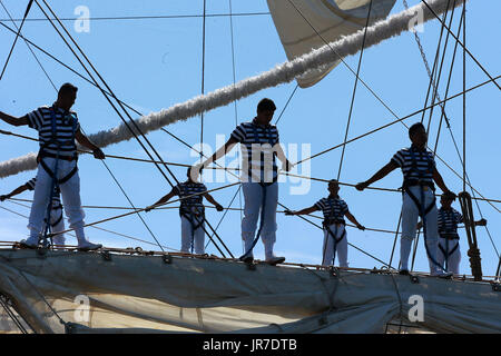 Manila, Filippine. Il 4° agosto 2017. Membri della marina militare messicano stand sui montanti del braccio Cuauhtemoc (essere-01) durante il suo arrivo al Molo 15 a Manila, nelle Filippine, e il Agosto 4, 2017. Il braccio Cuauhtemoc (essere-01) è un recipiente di formazione dal messicano marina ed è su una quattro giorni di buona volontà visita nelle Filippine. Credito: Rouelle Umali/Xinhua/Alamy Live News Foto Stock