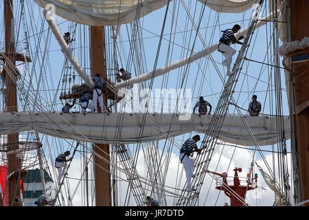 Manila, Filippine. Il 4° agosto 2017. Membri della marina militare messicano scendere dal i montanti del braccio Cuauhtemoc (essere-01) durante il suo arrivo al Molo 15 a Manila, nelle Filippine, e il Agosto 4, 2017. Il braccio Cuauhtemoc (essere-01) è un recipiente di formazione dal messicano marina ed è su una quattro giorni di buona volontà visita nelle Filippine. Credito: Rouelle Umali/Xinhua/Alamy Live News Foto Stock