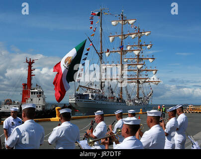 Manila, Filippine. Il 4° agosto 2017. Membri della marina militare filippino band suonare la musica come essi accolgono con favore l'arrivo del braccio Cuauhtemoc (essere-01) dal messicano a Navy Pier 15 a Manila, nelle Filippine, e il Agosto 4, 2017. Il braccio Cuauhtemoc (essere-01) è un recipiente di formazione dal messicano marina ed è su una quattro giorni di buona volontà visita nelle Filippine. Credito: Rouelle Umali/Xinhua/Alamy Live News Foto Stock