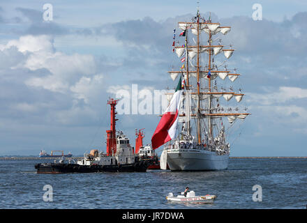 Manila, Filippine. Il 4° agosto 2017. Il braccio Cuauhtemoc (essere-01) dalla Marina militare messicano si prepara per ancorare al Molo 15 a Manila, nelle Filippine, e il Agosto 4, 2017. Il braccio Cuauhtemoc (essere-01) è un recipiente di formazione dal messicano marina ed è su una quattro giorni di buona volontà visita nelle Filippine. Credito: Rouelle Umali/Xinhua/Alamy Live News Foto Stock