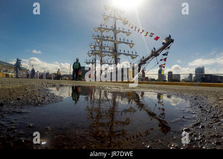 Manila, Filippine. Il 4° agosto 2017. Il braccio Cuauhtemoc (essere-01) dalla Marina militare messicano è raffigurato mentre si prepara per ancorare al Molo 15 a Manila, nelle Filippine, e il Agosto 4, 2017. Il braccio Cuauhtemoc (essere-01) è un recipiente di formazione dal messicano marina ed è su una quattro giorni di buona volontà visita nelle Filippine. Credito: Rouelle Umali/Xinhua/Alamy Live News Foto Stock