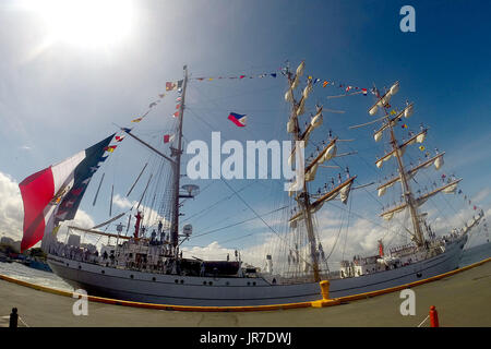 Manila, Filippine. Il 4° agosto 2017. Il braccio Cuauhtemoc (essere-01) dalla Marina militare messicano si prepara per ancorare al Molo 15 a Manila, nelle Filippine, e il Agosto 4, 2017. Il braccio Cuauhtemoc (essere-01) è un recipiente di formazione dal messicano marina ed è su una quattro giorni di buona volontà visita nelle Filippine. Credito: Rouelle Umali/Xinhua/Alamy Live News Foto Stock