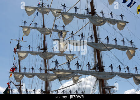 Manila, Filippine. Il 4° agosto 2017. Membri della marina militare messicano stand sui montanti del braccio Cuauhtemoc (essere-01) durante il suo arrivo al Molo 15 a Manila, nelle Filippine, e il Agosto 4, 2017. Il braccio Cuauhtemoc (essere-01) è un recipiente di formazione dal messicano marina ed è su una quattro giorni di buona volontà visita nelle Filippine. Credito: Rouelle Umali/Xinhua/Alamy Live News Foto Stock