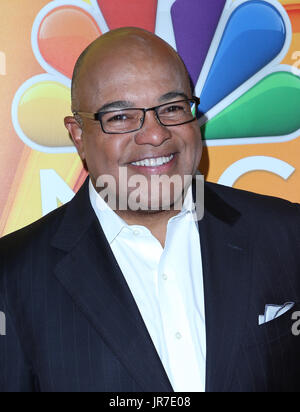 BEVERLY HILLS, CA - 03 agosto: Mike Tirico, a 2017 Summer Tour TCA - NBC press tour presso il Beverly Hilton Hotel in California e il agosto 03, 2017. Credito: FS/MediaPunch Foto Stock