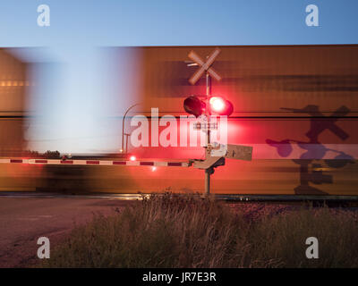 Maple Creek, Saskatchewan, Canada. 26 Ago, 2016. Un treno merci viaggiano su Canadian Pacific Railway's mainline velocità attraverso un passaggio a livello sulle praterie canadesi. Credito: Bayne Stanley/ZUMA filo/Alamy Live News Foto Stock