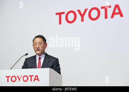 Toyota Motor Corporation Presidente Akio Toyoda parla durante una conferenza stampa presso il Royal Park Hotel Tokyo il 4 agosto, 2017, Tokyo, Giappone. Toyoda e Mazda Motor Corporation il Presidente e CEO di Masamichi Kogai ha annunciato un'alleanza tra i costruttori di automobili; per cui essi sono disposti a investire in ogni altro piano e per la costruzione di un comune fabbrica di auto negli Stati Uniti e a cooperare in materia di nuove tecnologie per i veicoli elettrici. Credito: Rodrigo Reyes Marin/AFLO/Alamy Live News Foto Stock