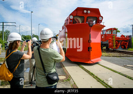 Berlino, Germania. Il 4° agosto 2017. I giornalisti di scattare le foto di una 'Meiningen W'-tipo spartineve a Berlino, Germania, 4 agosto 2017. Il Tedesco ferroviaria provider 'Deutsche Bahn' utilizza i mesi caldi per preparare le sue macchine per l'inverno. Foto: Gregor Fischer/dpa/Alamy Live News Foto Stock