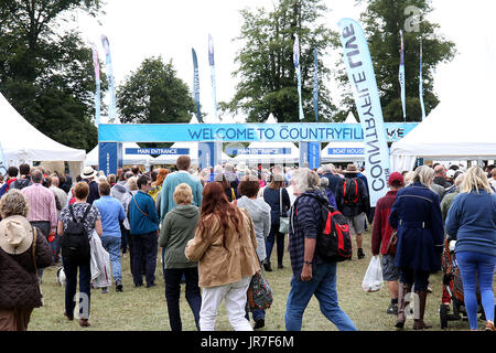 Il Palazzo di Blenheim, Oxfordshire, Regno Unito. 4° agosto 2017. Coda di visitatori all'ingresso il secondo giorno di Countryfile Live presso il Palazzo di Blenheim e immagine: Ric Mellis 4/8/2017 Credit: Ric Mellis/Alamy Live News Foto Stock