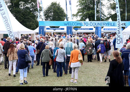 Il Palazzo di Blenheim, Oxfordshire, Regno Unito. 4° agosto 2017. Coda di visitatori all'ingresso il secondo giorno di Countryfile Live presso il Palazzo di Blenheim e immagine: Ric Mellis 4/8/2017 Credit: Ric Mellis/Alamy Live News Foto Stock