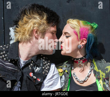 Blackpool, Lancashire, Regno Unito. 4° agosto 2017. John & Marie, una coppia alla ribellione festival più grande del mondo punk festival inizia come migliaia di punks arrivano a Blackpool per international festival punk. All'inizio di agosto, Blackpool Winter Gardens ospita una massiccia linea di punk band per la ventunesima edizione del Festival di ribellione. Esiste una frangia fest che costeggia il principale evento. Chiamato "a bordo" con una mostra d'arte, abbigliamento vintage e un dedicato Dr Martens stallo. Foto Stock