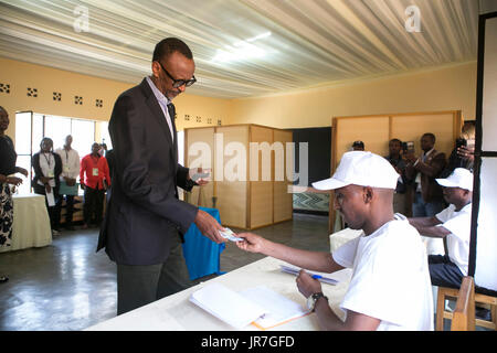 (170804) -- KIGALI, e il Agosto 4, 2017 (Xinhua) -- ruandese candidato presidenziale e attuale Presidente Paul Kagame partecipa alle votazioni a Kigali, capitale del Rwanda, su Agosto 4, 2017. Ruandesi elezioni presidenziali ha dato dei calci a fuori venerdì. Analisti prevedono che il Presidente uscente Paul Kagame, chi è alla ricerca del suo terzo mandato, avranno la possibilità di ottenere un'altra vittoria schiacciante. (Xinhua/Gabriel Dusabe) (lrz) Foto Stock