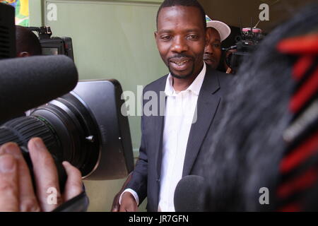 (170804) -- KIGALI, e il Agosto 4, 2017 (Xinhua) -- candidato indipendente Philippe Mpayimana riceve intervista dopo la fusione il suo voto a Kigali, capitale del Rwanda, su Agosto 4, 2017. Ruandesi elezioni presidenziali ha dato dei calci a fuori venerdì. Analisti prevedono che il Presidente uscente Paul Kagame, chi è alla ricerca del suo terzo mandato, avranno la possibilità di ottenere un'altra vittoria schiacciante. (Xinhua/Lyu Tianran) (lrz) Foto Stock