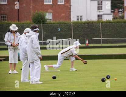 Sidmouth, Devon, Regno Unito. Il 4° agosto 2017. La pioggia non consente di interrompere la riproduzione. Le onorevoli a Sidmouth Bowls Club proseguire nonostante la comparsa di una doccia a pioggia. Più luminoso e condizioni di aridità sono previsioni per il Sud Ovest nel corso del fine settimana. Credito: Sud Ovest foto/Alamy Live News Foto Stock