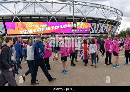 Londra, Regno Unito. Il 4° agosto 2017. Migliaia di arrivare presso il London Stadium, per la IAAF Campionati del Mondo Londra 2017 per il primo giorno della sessione serale. Credito: Stephen Chung/Alamy Live News