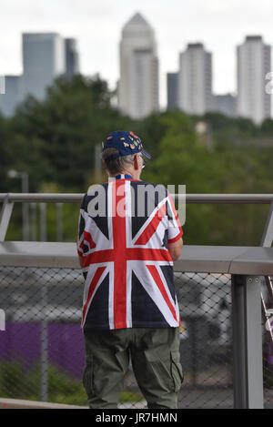 Queen Elizabeth Olympic Park, London, Regno Unito. Il 4° agosto 2017. IAAF Campionati del mondo. La folla di arrivare al Parco Olimpico per tonights apertura sessione serale. Credito: Matteo Chattle/Alamy Live News Foto Stock