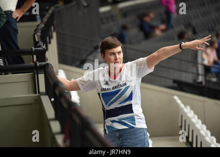 Queen Elizabeth Olympic Park, London, Regno Unito. Il 4° agosto 2017. IAAF Campionati del mondo. La folla di arrivare al Parco Olimpico per tonights apertura sessione serale. Credito: Matteo Chattle/Alamy Live News Foto Stock