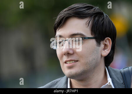 New York, Stati Uniti d'America. Il 3° agosto 2017. Ex società farmaco executive Martin foglie Shkreli U.S. La corte distrettuale dopo le deliberazioni della giuria nel suo titoli prova di frode in Brooklyn, N.Y., il 3 agosto, 2017. Credito: Erik Pendzich/Alamy Live News Foto Stock