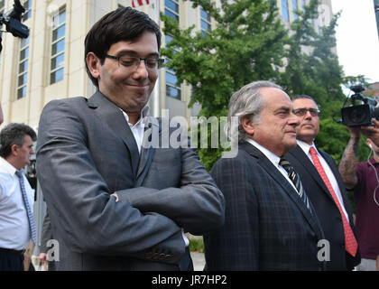 New York, Stati Uniti d'America. Il 3° agosto 2017. Ex società farmaco executive Martin foglie Shkreli U.S. La corte distrettuale dopo le deliberazioni della giuria nel suo titoli prova di frode in Brooklyn, N.Y., il 3 agosto, 2017. Credito: Erik Pendzich/Alamy Live News Foto Stock