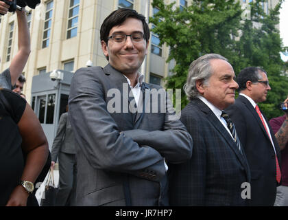 New York, Stati Uniti d'America. Il 3° agosto 2017. Ex società farmaco executive Martin foglie Shkreli U.S. La corte distrettuale dopo le deliberazioni della giuria nel suo titoli prova di frode in Brooklyn, N.Y., il 3 agosto, 2017. Credito: Erik Pendzich/Alamy Live News Foto Stock