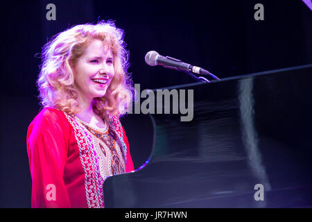 Brooklyn, Stati Uniti d'America. 03 Ago, 2017. 3 agosto 2017 - Brooklyn, New York. Il cantante Nellie McKay aperti per Béla Fleck e la Flecktones a una grande folla presso il BRIC Celebrate Brooklyn! Festival presso il Prospect Park Bandshell. Nellie McKay al pianoforte. Credit: Ed Lefkowicz/Alamy Live News Foto Stock