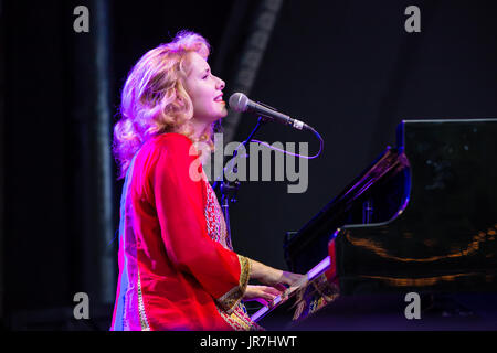 Brooklyn, Stati Uniti d'America. 03 Ago, 2017. 3 agosto 2017 - Brooklyn, New York. Il cantante Nellie McKay aperti per Béla Fleck e la Flecktones a una grande folla presso il BRIC Celebrate Brooklyn! Festival presso il Prospect Park Bandshell. Nellie McKay al pianoforte. Credit: Ed Lefkowicz/Alamy Live News Foto Stock