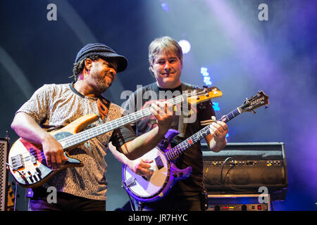 Brooklyn, Stati Uniti d'America. 03 Ago, 2017. 3 agosto 2017 - Brooklyn, New York. Il cantante Nellie McKay aperti per Béla Fleck e la Flecktones a una grande folla presso il BRIC Celebrate Brooklyn! Festival presso il Prospect Park Bandshell. L' Flecktones bassista Victor Wooten e Béla Fleck. Credit: Ed Lefkowicz/Alamy Live News Foto Stock