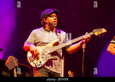 Brooklyn, Stati Uniti d'America. 03 Ago, 2017. 3 agosto 2017 - Brooklyn, New York. Il cantante Nellie McKay aperti per Béla Fleck e la Flecktones a una grande folla presso il BRIC Celebrate Brooklyn! Festival presso il Prospect Park Bandshell. L' Flecktones bassista Victor Wooten. Credit: Ed Lefkowicz/Alamy Live News Foto Stock