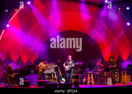 Brooklyn, Stati Uniti d'America. 03 Ago, 2017. 3 agosto 2017 - Brooklyn, New York. Il cantante Nellie McKay aperti per Béla Fleck e la Flecktones a una grande folla presso il BRIC Celebrate Brooklyn! Festival presso il Prospect Park Bandshell. Il Flecktones sul palco. Credit: Ed Lefkowicz/Alamy Live News Foto Stock