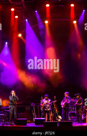 Brooklyn, Stati Uniti d'America. 03 Ago, 2017. 3 agosto 2017 - Brooklyn, New York. Il cantante Nellie McKay aperti per Béla Fleck e la Flecktones a una grande folla presso il BRIC Celebrate Brooklyn! Festival presso il Prospect Park Bandshell. Il Flecktones sul palco. Credit: Ed Lefkowicz/Alamy Live News Foto Stock