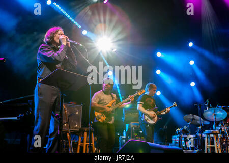 Brooklyn, Stati Uniti d'America. 03 Ago, 2017. 3 agosto 2017 - Brooklyn, New York. Il cantante Nellie McKay aperti per Béla Fleck e la Flecktones a una grande folla presso il BRIC Celebrate Brooklyn! Festival presso il Prospect Park Bandshell. Il Flecktones Howard Levy su armonica. Credit: Ed Lefkowicz/Alamy Live News Foto Stock