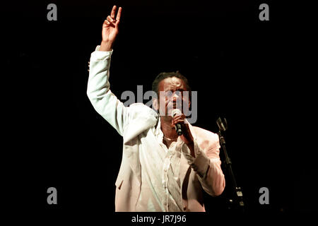 Rio de Janeiro, Brasile. Il 4° agosto 2017. FILE: 22 Mar, 2013. Il cantante, compositore e musicista di Rio de Janeiro, Luiz Carlos dos Santos, Luiz Melodia, morì il venerdì mattina (4) in Rio de Janeiro. All'età di 66 anni, il cantante ha combattuto un cancro che ha attaccato il midollo osseo. Morì durante questa mattina presto, circa 5 ore. Nella foto di archivio su Marzo 22, 2013 Il cantante e compositore da Rio de Janeiro, Luiz Melodia durante un concerto di venerdì notte (22). Credito: Brasile Photo Press/Alamy Live News Foto Stock