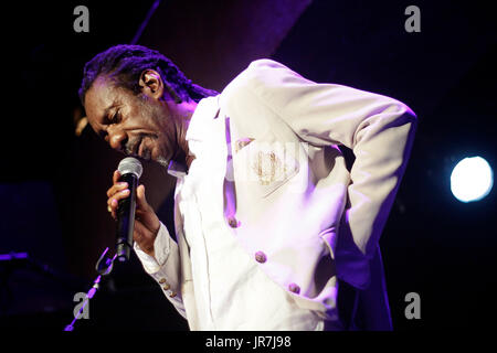 Rio de Janeiro, Brasile. Il 4° agosto 2017. FILE: 22 Mar, 2013. Il cantante, compositore e musicista di Rio de Janeiro, Luiz Carlos dos Santos, Luiz Melodia, morì il venerdì mattina (4) in Rio de Janeiro. All'età di 66 anni, il cantante ha combattuto un cancro che ha attaccato il midollo osseo. Morì durante questa mattina presto, circa 5 ore. Nella foto di archivio su Marzo 22, 2013 Il cantante e compositore da Rio de Janeiro, Luiz Melodia durante un concerto di venerdì notte (22). Credito: Brasile Photo Press/Alamy Live News Foto Stock