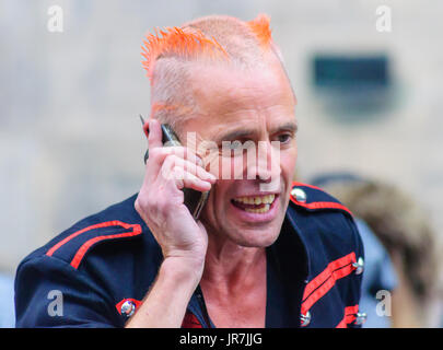 Edimburgo, Scozia, Regno Unito. 4° agosto 2017.Il possente Gareth, street performer utilizzando un telefono cellulare come parte del suo agire sulle strade della città il primo giorno del settantesimo anniversario di Edinburgh International Fringe Festival. Credito: Berretto Alamy/Live News Foto Stock