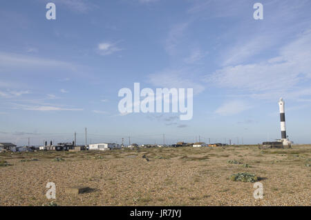 Dungeness, Kent. Il 4 agosto 2017. Regno Unito Meteo. Alla fine di un soleggiato ma blustery giornata di Dungeness la luce della sera le catture del nuovo faro. Credito: Steven Sheppardson/Alamy Live News Foto Stock