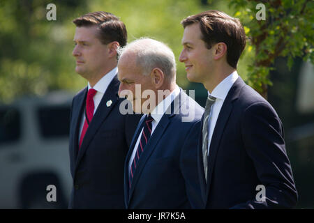 Washington, Stati Uniti d'America. Il 4° agosto 2017. Casa bianca aiutanti Rob Porter (L) e Jared Kushner (R) il fianco di recente nominato Capo di Stato Maggiore gen. John Kelly mentre la voce a bordo uno marino, Venerdì, 4 agosto 2017. Credito: Michael Candelori/Alamy Live News Foto Stock