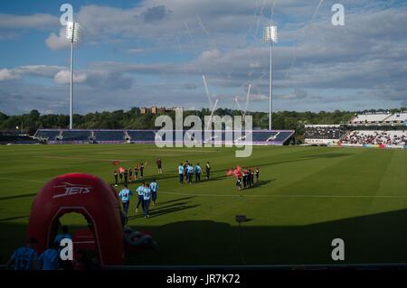 Chester le street, Regno Unito. 4 agosto 2017. Yorkshire prendere per il campo all'inizio del loro NatWest T20 Blast match contro Durham getti alla massa degli Emirati Chester le street. Juniores dai Burnopfield Cricket Club formano la bandiera sventola guardia d'onore. Credito: Colin Edwards / Alamy Live News Foto Stock