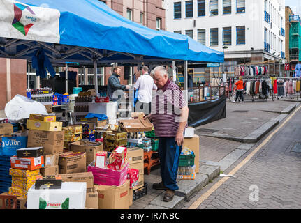 Le bancarelle del mercato in pelle Lane, Londra, Inghilterra Foto Stock