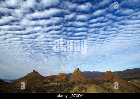 Autocumulus undulatus nuvole sopra Bannockburn goldfield sluicings di Central Otago, Isola del Sud, Nuova Zelanda Foto Stock