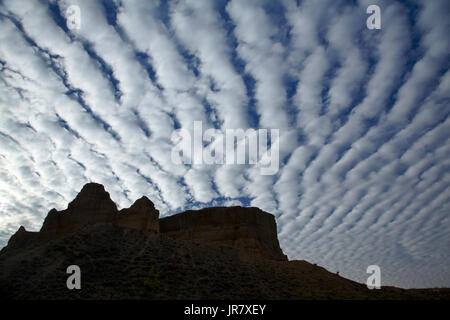 Autocumulus undulatus nuvole sopra Bannockburn goldfield sluicings di Central Otago, Isola del Sud, Nuova Zelanda Foto Stock