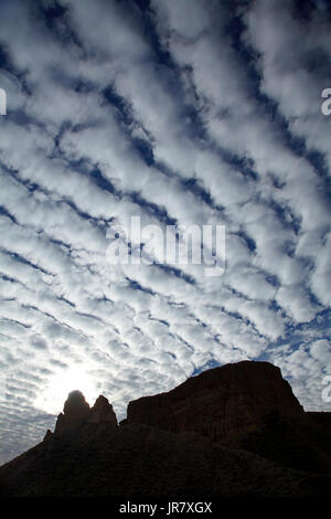 Autocumulus undulatus nuvole sopra Bannockburn goldfield sluicings di Central Otago, Isola del Sud, Nuova Zelanda Foto Stock
